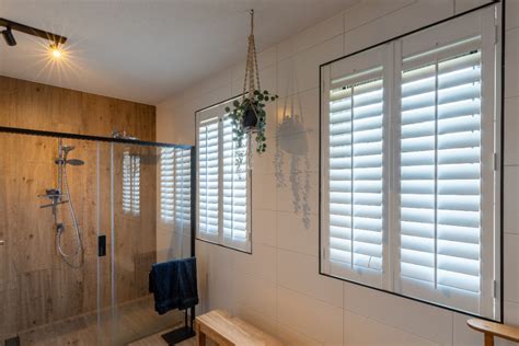 Illustratie van shutters met verstelbare lamellen in een badkamer.
