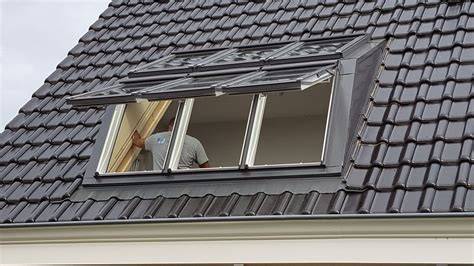 Een gecertificeerde VELUX Montagepartner plaatst een Purilan dakraam veilig