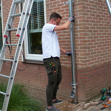 Illustratie van een regenpijp systeem met pijpen van verschillende diameters, verbonden door verloopstukken.