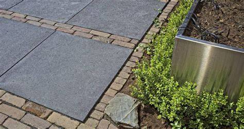 Afbeelding: Oud Hollandse 40x40x5 cm antraciet betontegel met subtiele perforaties