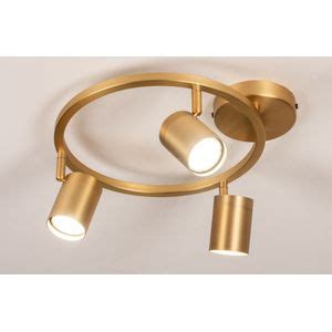 illustratieve afbeelding van een gouden plafondlamp met drie spots op een modern kantoor