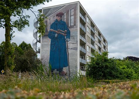 Het landbouwbeeld van Kiny Copinga op het Badhuisplein in Hardenberg