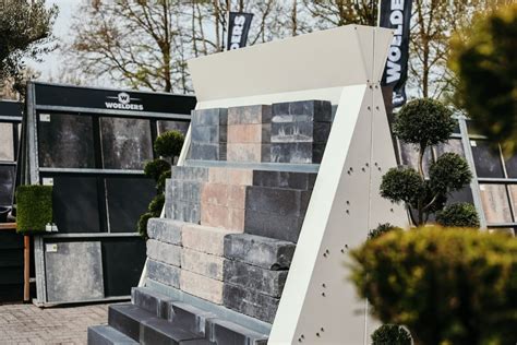 Showroom van Woelders Terras & Tuin-Totaal met diverse tuinmaterialen
