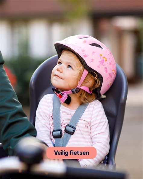 Gedetailleerde afbeelding van voetbeschermers op een fietsstoeltje, die de voeten van het kind beschermen tegen de spaken.