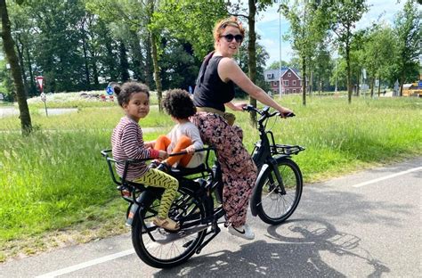Vergelijking van verschillende soorten kinderzitjes: voorzitje, achterzitje en een zitje met geïntegreerde spaakbescherming.