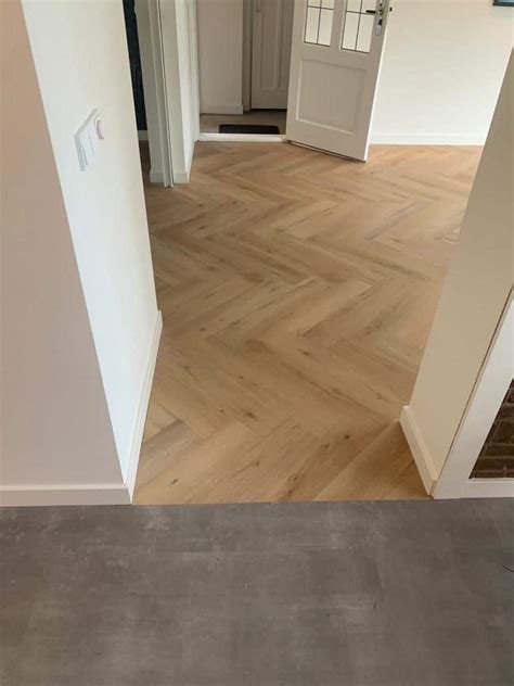 Collage van verschillende laminaatstijlen: visgraat, breed plank, betonlook.