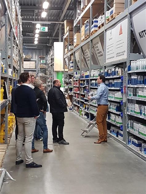 Interieur van de Bouwmaat Gouda vestiging met diverse bouwmaterialen