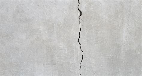Illustratie van verschillende soorten muurproblemen zoals scheuren, vochtplekken en afbrokkelend stucwerk.