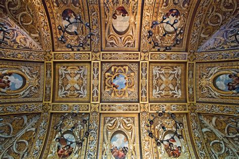 imposant beschilderd plafond in plenaire zaal