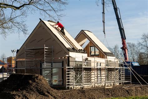Illustratie van een huis dat wordt verbouwd met bouwmaterialen eromheen