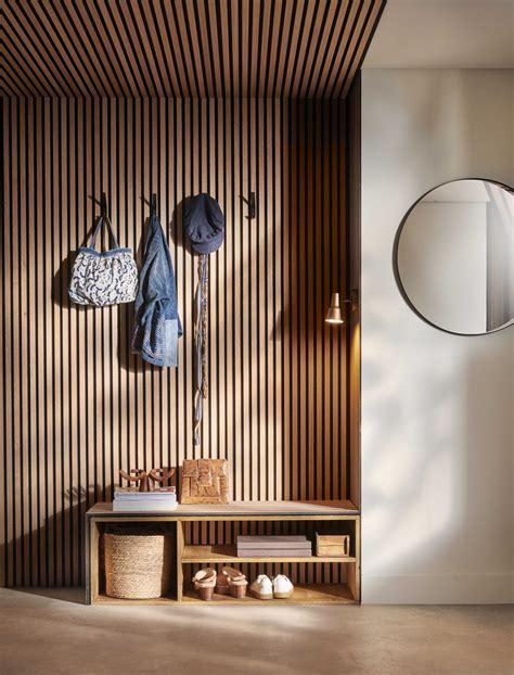 Voorbeeld van een hal met een legplank waaronder plafondhaken zijn gemonteerd voor jassen en tassen.