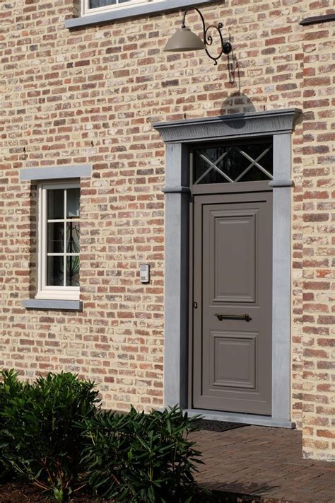 Foto van een landelijke voordeur met glas-in-lood elementen