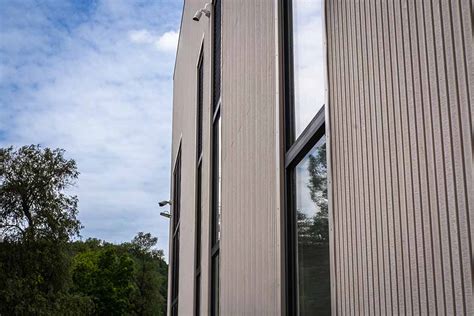 Collage van verschillende gevelbekledingsmaterialen: hout, kunststof, composiet en metaal.