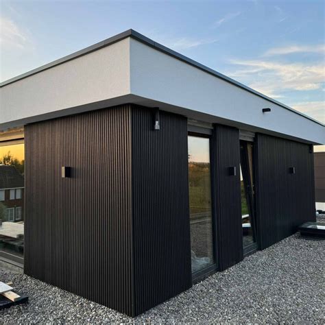 Voorbeeld van een modern gebouw met een verticale composiet gevelbekleding.