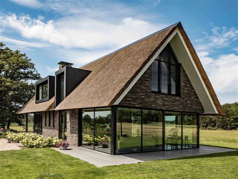 Een woning met een dak bedekt met moderne dakpanplaten.