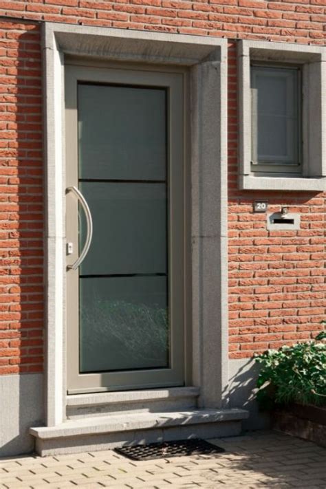 Voorbeeld van donkergrijze beglazing met gezandstraalde motieven en huisnummer