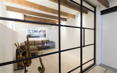Dark Grey glaswand geïntegreerd met een aluminium deurdesign