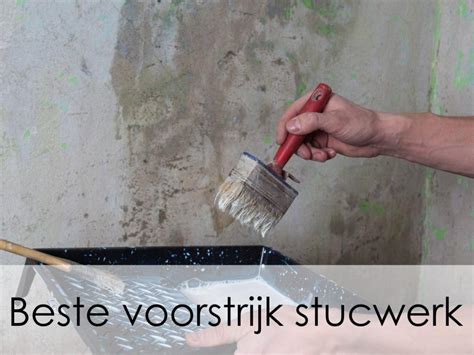 Illustratie die de zuigende werking van een muur vergelijkt met en zonder voorstrijk.