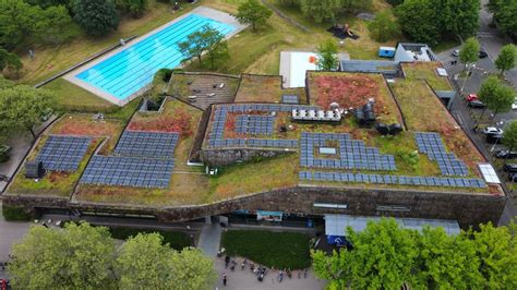 Overzicht van het Sportplaza Mercator met begroeide gevels en daken