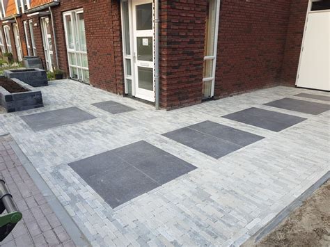 Voorbeeld van sierbestrating in een tuin