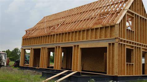 Foto: installatie van cellulose in een houten skeletbouw