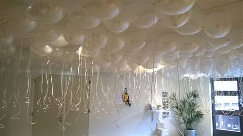 Infographic met manieren om ballonnen aan plafond te bevestigen zonder helium