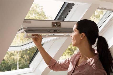 Velux tuimelvenster - afbeelding van model, montage en bedieningshandgreep