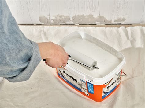 Illustratie van het aanbrengen van Alabastine Baksteenreparatie met een kitpistool en het afwerken met een spatel
