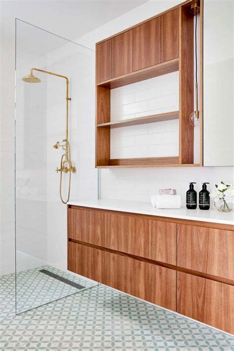 Praktische opbergoplossingen zoals een spiegelkast en wandplanken in een kleine badkamer