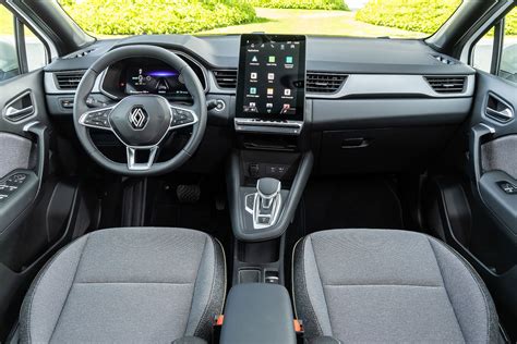 Illustratie van de flexibele interieurruimte van de Renault Captur met neergeklapte stoelen.