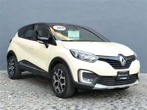 Collage van verschillende Renault Captur modellen in beige met zwart dak.