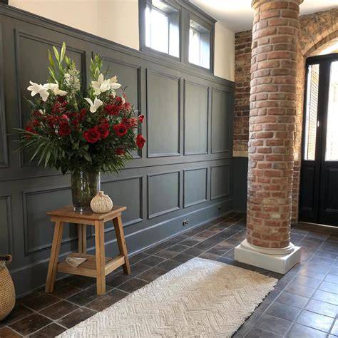 modern interieur met donker lambrisering en blootliggende baksteen