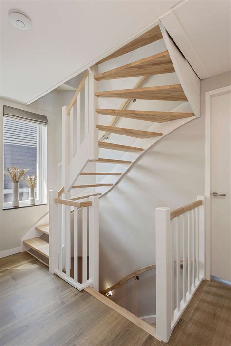 Schematische weergave van een opgelegde houten trap met aanduiding van trapwangen en treden