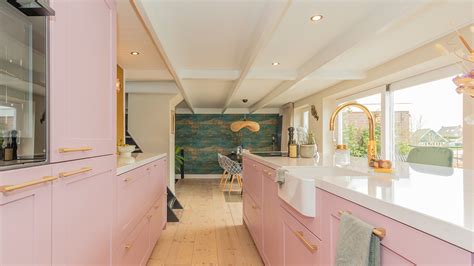 Ontwerp van een kleurrijke keukenloper in een moderne keuken