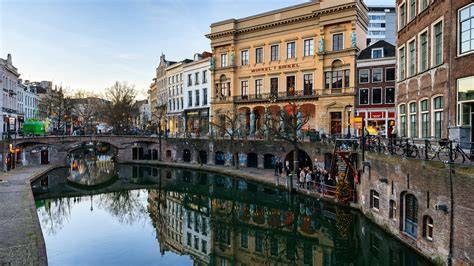 Tekstkaart van binnenstad met beschermde stadsgezichten en riolering van 1988, inclusief historische rooilijnen en monumenten