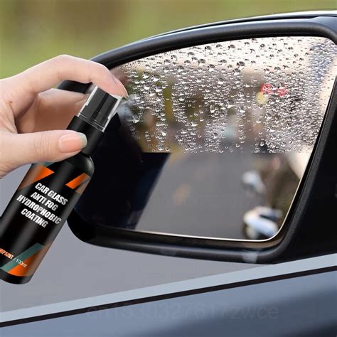 Illustratie die de waterafstotende werking van de HydroSeal coating op de Quick-Step Largo laminaatvloer demonstreert, met waterdruppels die van het oppervlak afparelen.