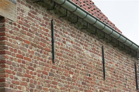 Overzicht van diverse historische muurankers, inclusief sier- en jaartalankers