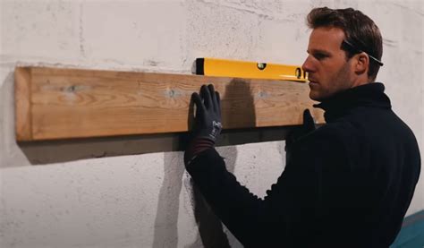 Vergelijking van de montage van een balk met kozijnpluggen versus keilbouten
