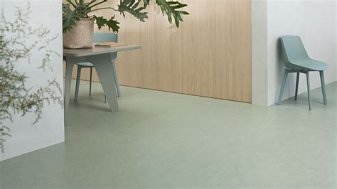 Een diverse collectie marmoleum vloeren in verschillende kleuren en patronen.