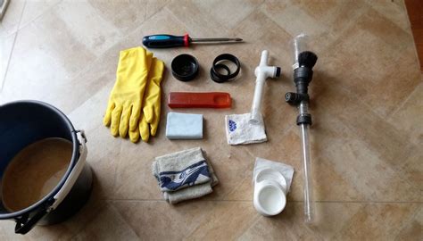 Essentiële benodigdheden voor het reinigen van je sifon: emmer, doek, handschoenen, borstel