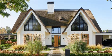 Foto: Witte villa met rieten dak in landelijke omgeving