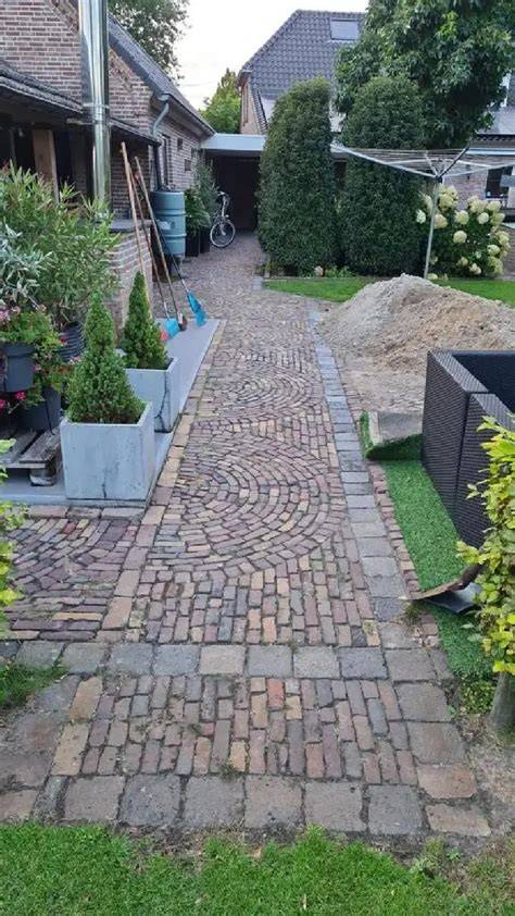 Afbeelding: Voorbeelden van oude klinkers en waaltjes in tuinontwerp