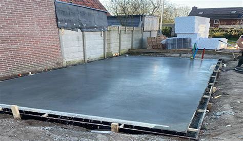 Foto van een afgewerkte vloer met subtiel zichtbare vloerverwarmingspatroon.