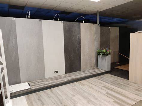 Afbeelding van een strak gerenoveerde badkamer met wandpanelen en vloertegels