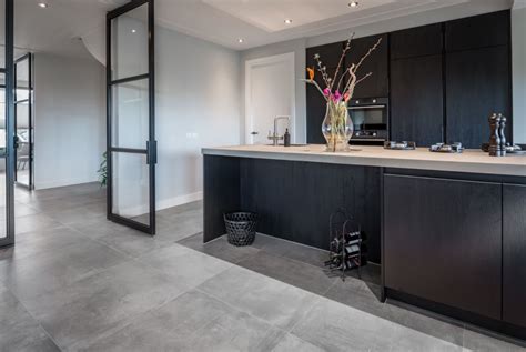 Voorbeeld van een interieur met grootformaat betonlook vloertegels die een rustige en ruime uitstraling geven