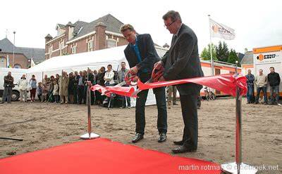 Afbeelding: opening lintje door knippen van Marja