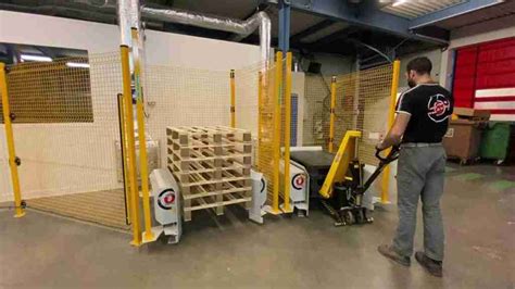 Illustratie van een AGV met heffunctie die een pallet verplaatst