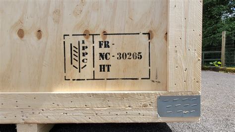 Detail van de IPPC, HT en ISPM15 markeringen op een houten pallet