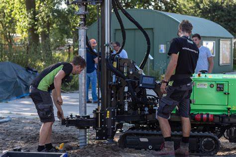 Teamwork montagebeeld van specialisten bij schroeffundering