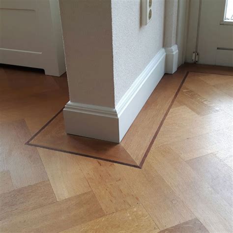 Diverse voorbeelden van plinten in verschillende materialen en kleuren, passend bij diverse vloertypes.